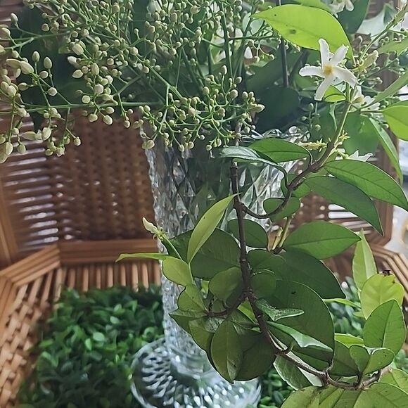 Diamond Point Pressed Glass Vase - Picture 5 of 5